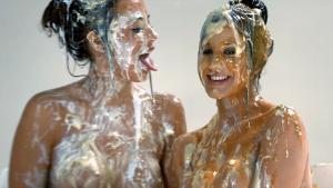 tara-and-alexa-play-messy-game_13.jpg