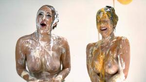 tara-and-alexa-play-messy-game_14.jpg