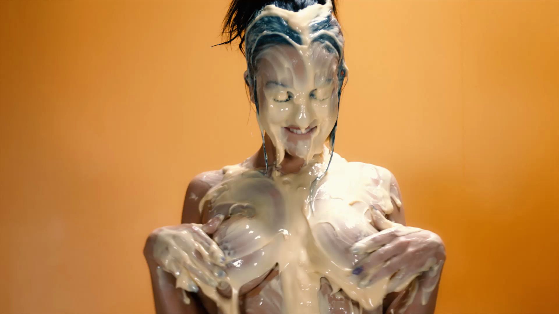 tara-mays-sexy-sploshing_main.jpg